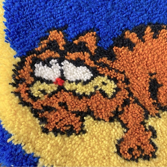 Vintage Handmade Round Garfield Rug - Picture 5 of 15